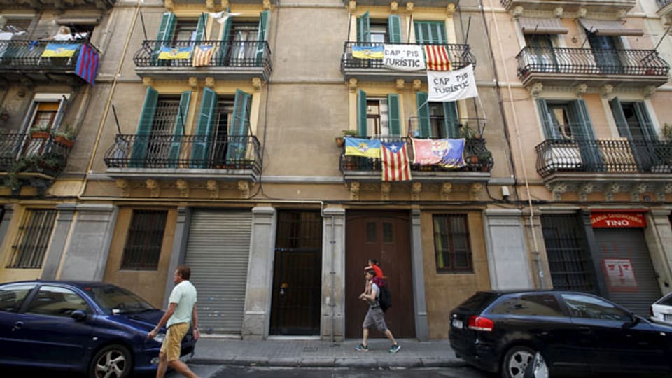 Einheimische werden von Touristen verdrängt. Protest-Banner gegen touristische Wohnungen in Barcelona.