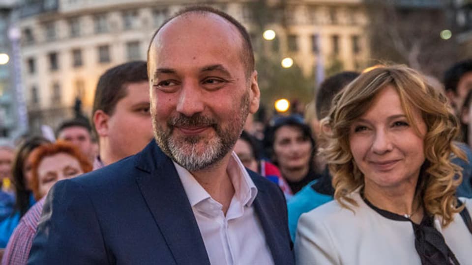 Präsidentschaftskandidat Sascha Jankovic mit seiner Frau Slavica bei den Vorwahlen in Belgrad.