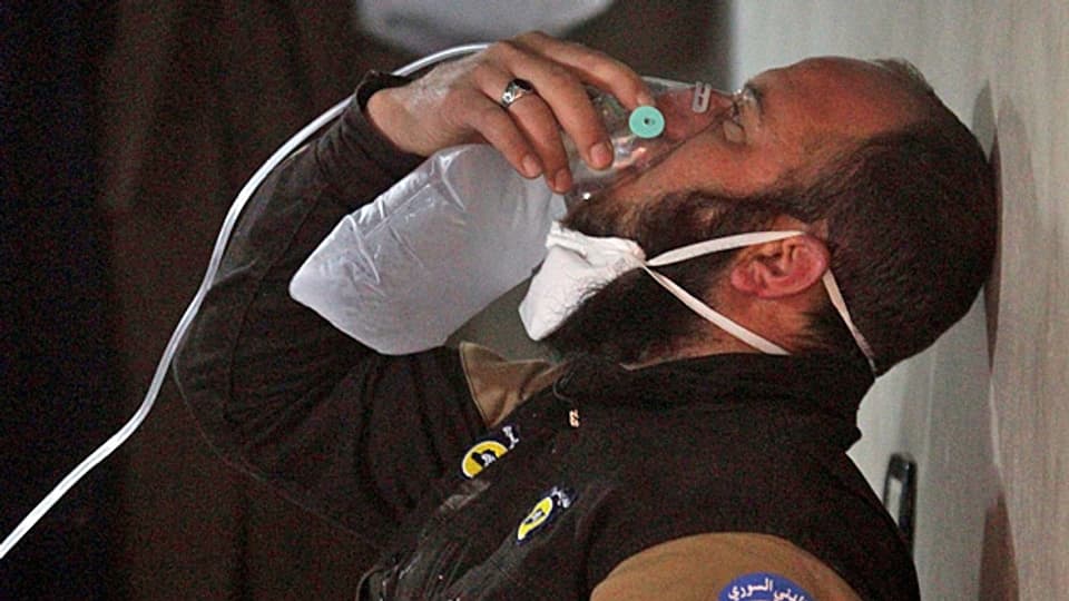 Wieder in Syrien. Wieder ein Giftgasangriff – sagen die Rebellen. Damaskus dementiert. Bild: Ein Zivilschutzhelfer in Idlib mit einer Sauerstoffmaske.