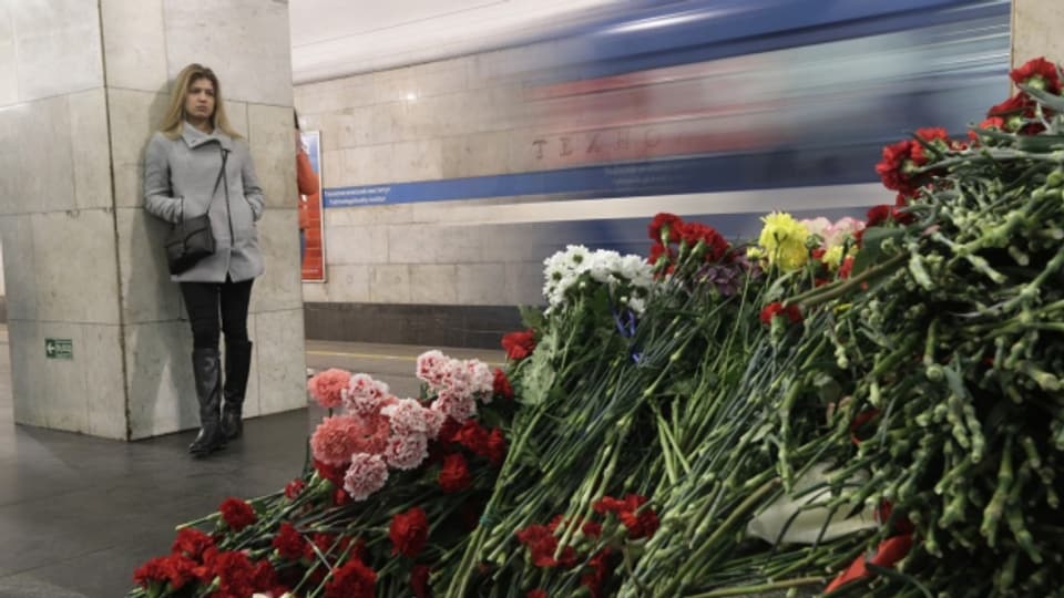 Passanten haben in einer U-Bahnstation in St. Petersburg hingelegt.