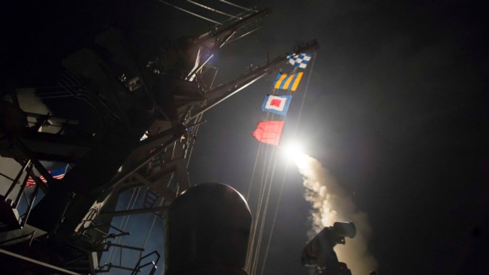 Abschuss eines Marschflugkörpers auf der USS Ross in der Nacht.