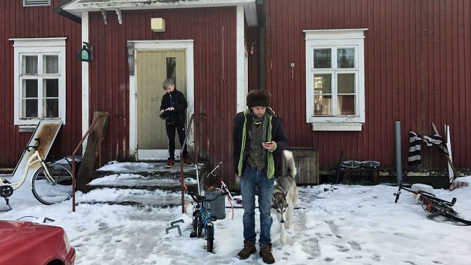 Die Familie Järvinen wohnt in einer stillgelegten Schule im Wald.