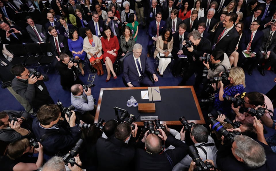 Neil Gorsuch umringt von Journalisten bei der Anhörung vor dem Justizkommitee des US-Senats.