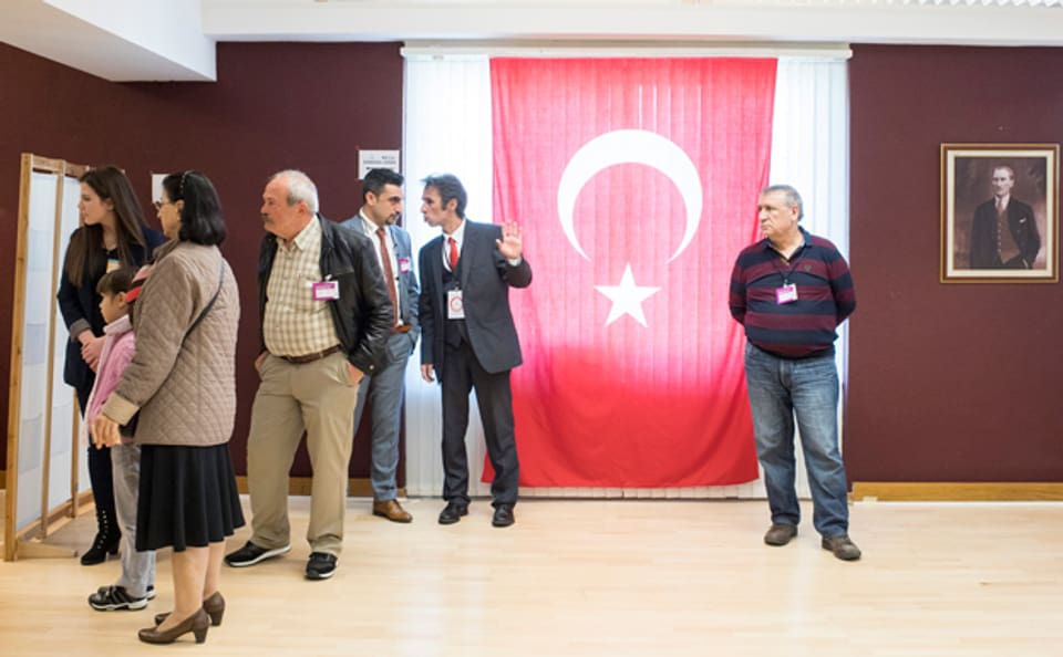 Türken und Türkinnen vor der Abgabe ihrer Stimme im Generalkonsulat in Zürich.