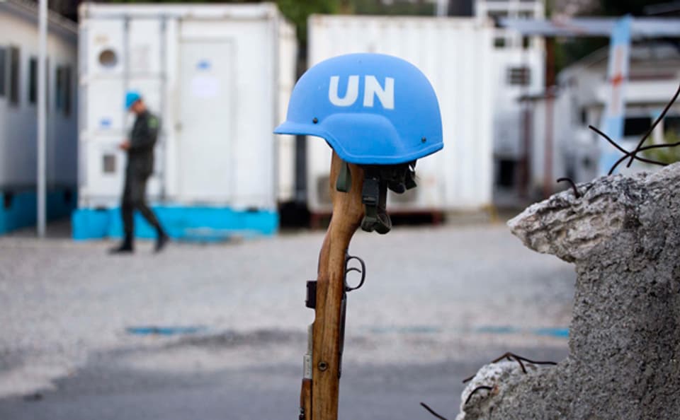 Ein Helm der UN-Blauhelme auf Haiti (Symbolbild).