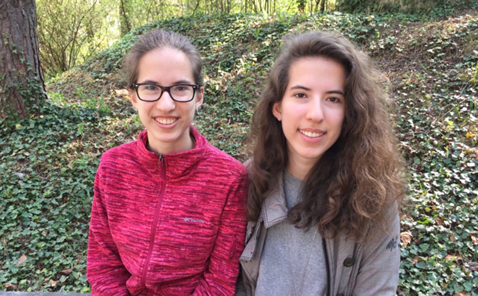 Viera und Ivana Klasovita, die beiden Schweizer Vertreterinnen an der Europäischen Mathematik-Olympiade in Zürich.