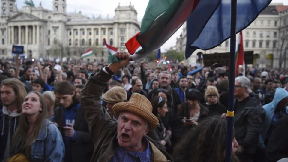 Zehntausende demonstrieren in Ungarn für die westlich orientierte Universität.