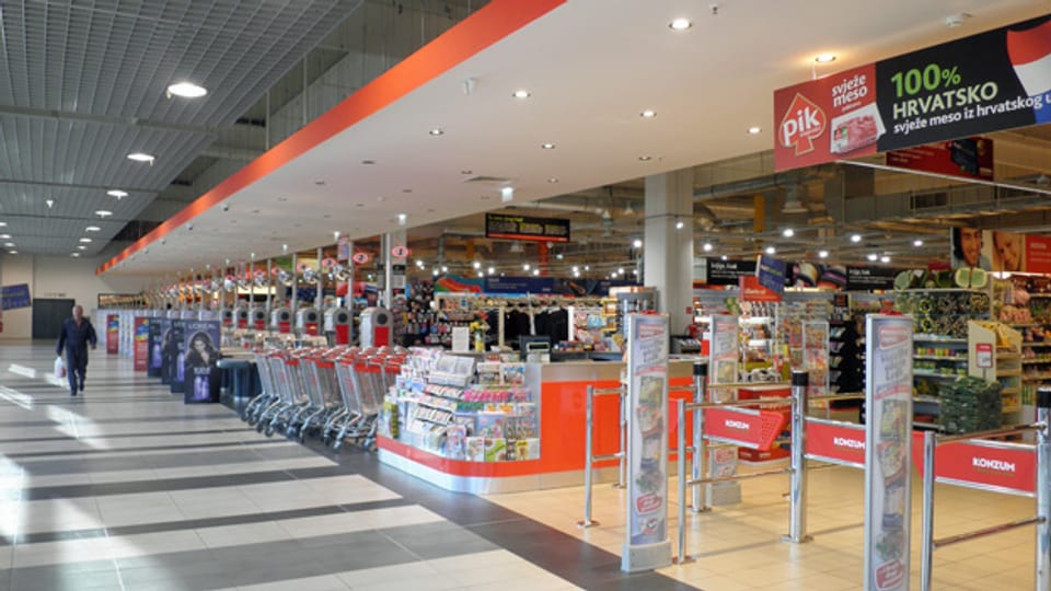 Allein der Supermarktkonzern «Konzum» hat mehr als 700 Märkte und beschäftigt mehr als 11‘000 Angestellte. Jeden Tag kaufen dort mehr als 650‘000 Kundinnen und Kunden ein.