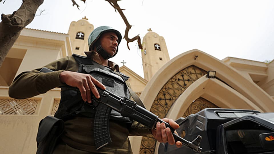Die christliche Minderheit, die zehn Prozent Kopten in Ägypten, zählen zu den treuesten Unterstützern des ägyptischen Staatschefs as-Sisi. Doch Sicherheit hat er nicht gebracht. Bild: Sicherheitskräfte vor einer der koptischen Kirchen, auf die ein Anschlag verübt wurde.