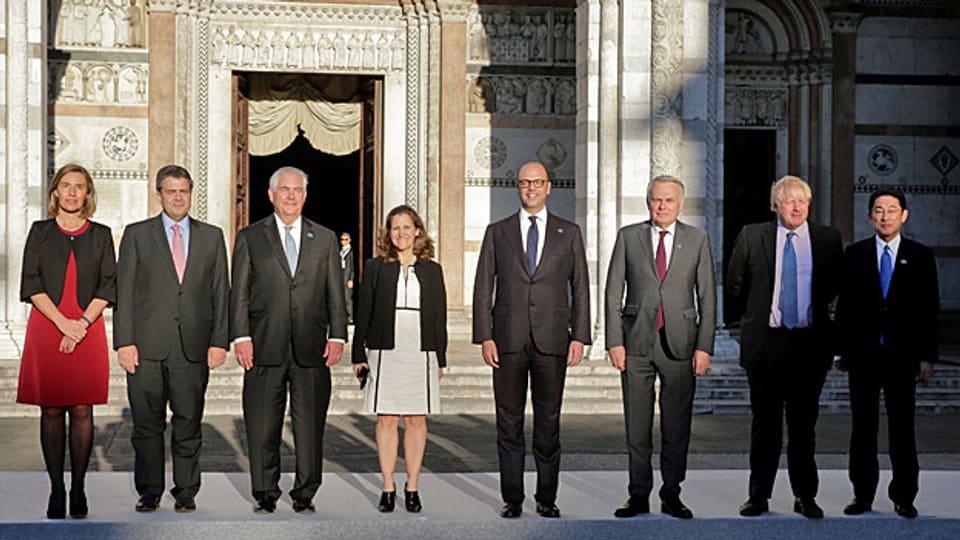 EU-Aussenbeauftragte Federica Mogherini links aussen, neben ihr die Aussenminister Deutschlands, der USA, Kanadas, Italiens, Frankreichs, Grossbritanniens und Japans. Gruppenbild anlässlich des G7-Aussenministertreffens im italienischen Lucca.