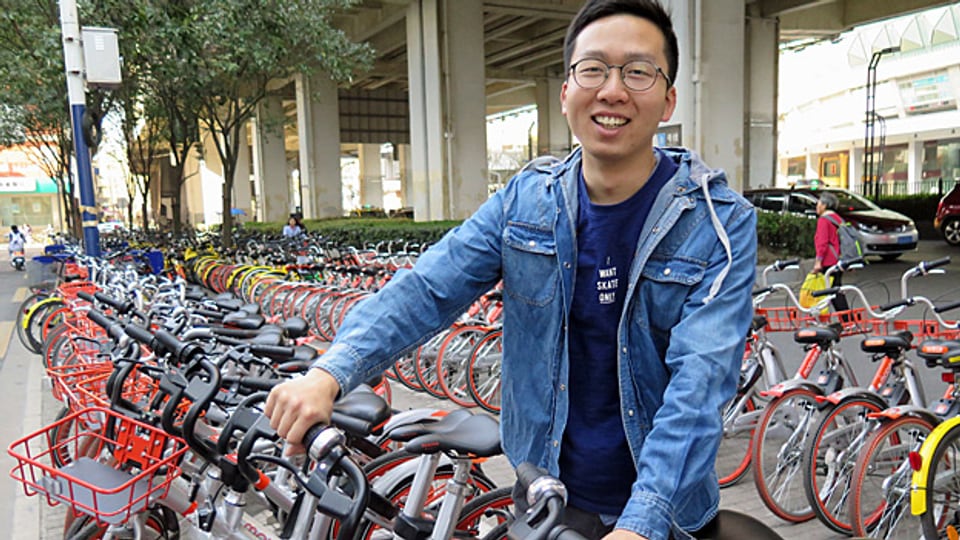 Liu Zhengyang leiht ein Mobike aus. Mobike-Velos sind mit GPS ausgestattet. Das Unternehmen weiss deshalb, wo sich die Fahrräder befinden, und berechnet den Kunden die Kosten für die Dauer der Fahrt.