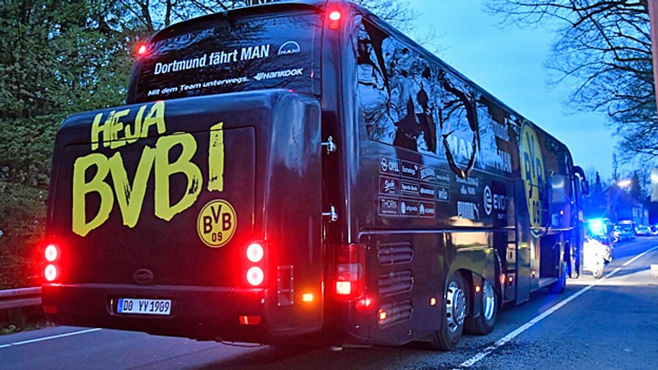 Der Mannschaftsbus von Borussia-Dortmund weist ein beschädigtes Fenster auf. Beim Match am Abend wird es verstärkte Polizeipräsenz geben.