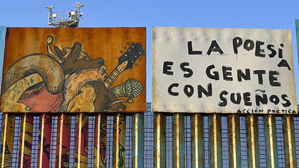 «Poesie ist, wenn Menschen Träume haben». Kunst auf dem Grenzzaun – mit Überwachungsturm im Hintergrund, auf der US-Seite.