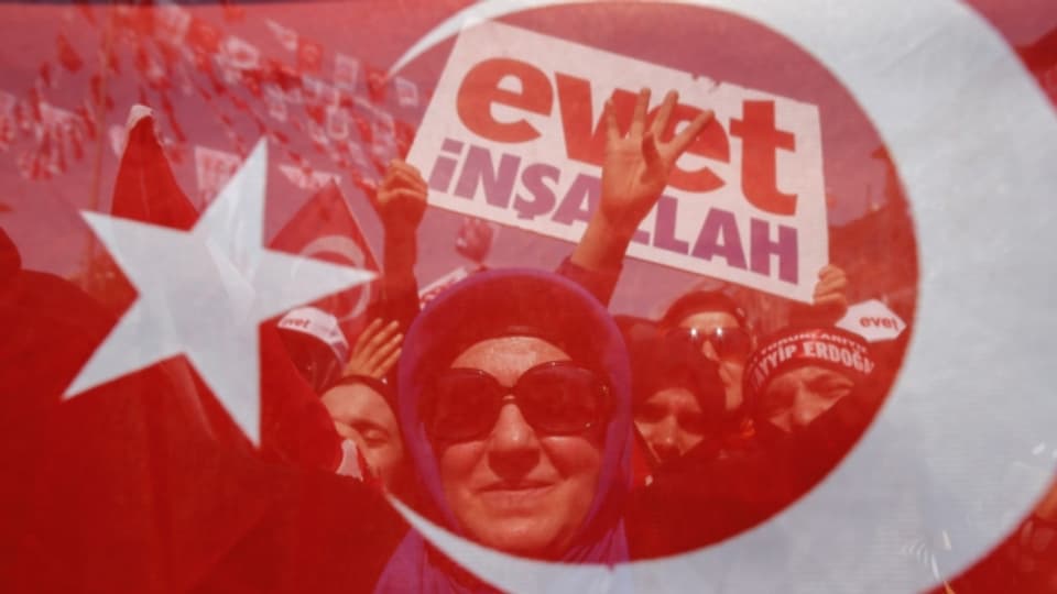 Referendums-Befürworter erwarten den Auftritt von Präsident Erdogan am 15. April 2017.