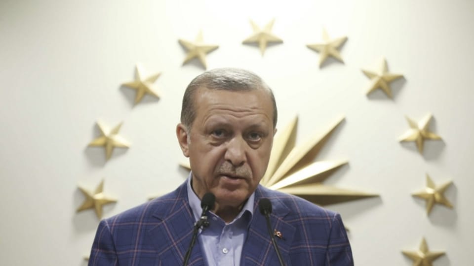 Recep Tayyip Erdogan, der türkische Präsident, wendet sich nach dem Referendum an die Medien.