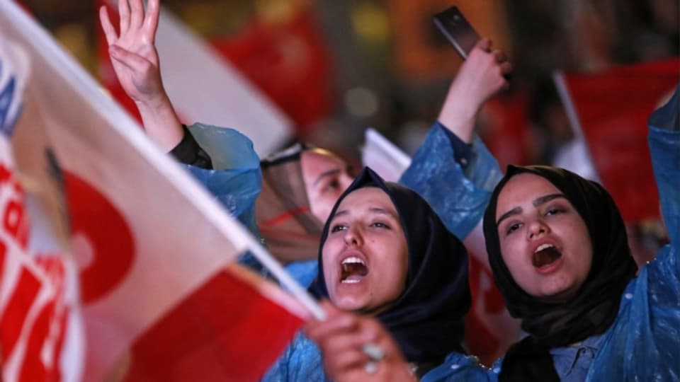 Gewinnerinnen feiern das Ja zur Verfassungsreform in Ankara.