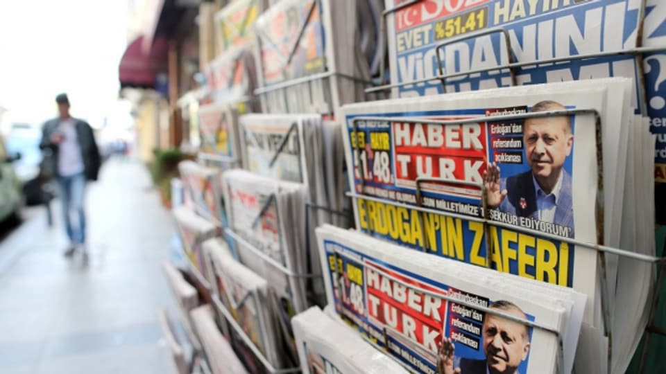 Türkische Zeitungen berichten am Tag nach der Abstimmung über das knappe Resultat.