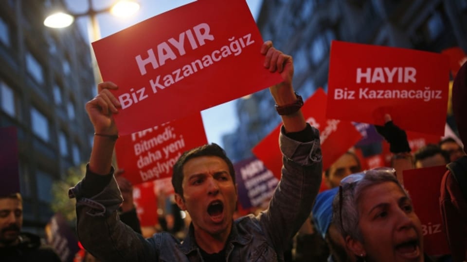 Referendums-Gegner demonstrierten nach der Abstimmung gegen Erodgans Verfassungsreform.
