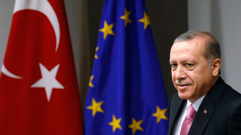 Der türkische Präsident Recep Tayyip Erdogan vor der türkischen und der EU-Flagge. Archivbild aus dem Jahr 2015.