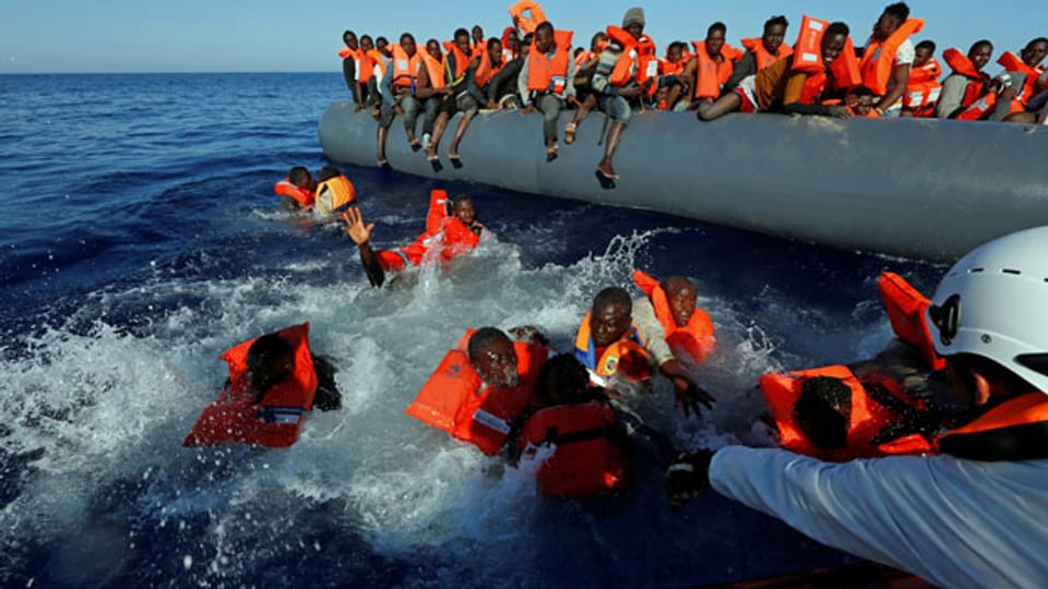 Flüchtlinge in Seenot werden an der Küste von Libyen gerettet.