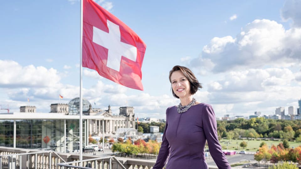 Botschafterin Christine Schraner-Burgener auf dem Dach der Schweizer Botschaft in Berlin – zwischen Kanzleramt und Reichstag.
