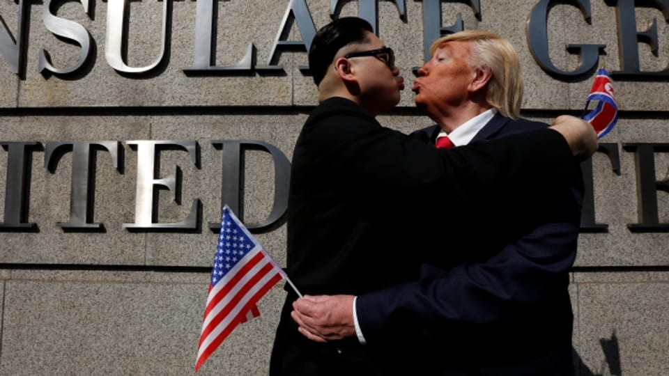 Ein Donald Trump-Imitator umarmt einen Kim Jong Un-Darsteller – in Wirklichkeit ist die Stimmung zwischen Nordkorea und den USA deutlich trüber.