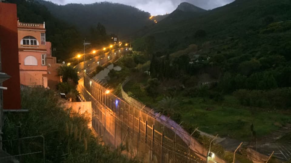 Eine doppelte Zaunreihe befestigt die Grenze zwischen der spanischen Exklave Ceuta und Marokko.