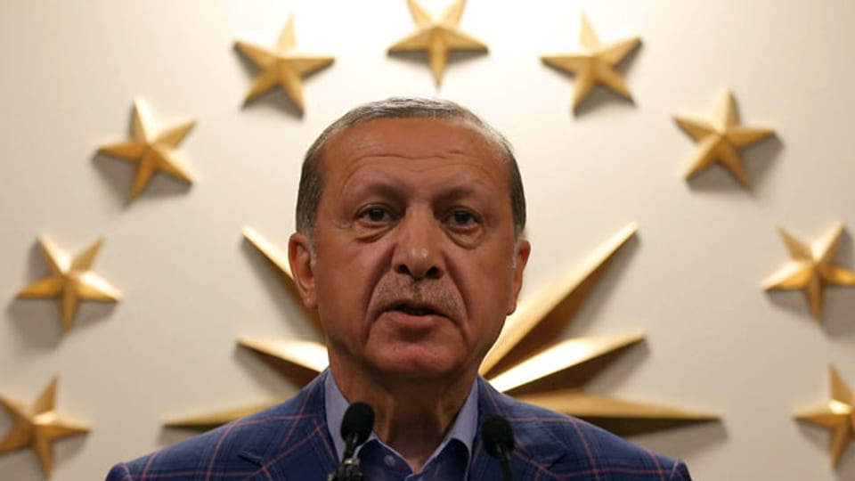 Erdogan kann per Dekret regieren, den Ausnahmezustand beschliessen, das Parlament auflösen oder Minister entlassen.