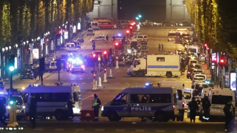 Ein Polizist und der Attentäter selber starben auf der Champs-Elysées