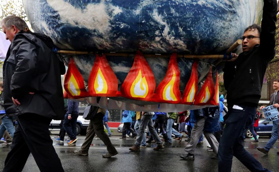 Wissenschaftler tragen eine aufblasbare Weltkugel, am Marsch der Wissenschaftler im Rahmen des earth day.
