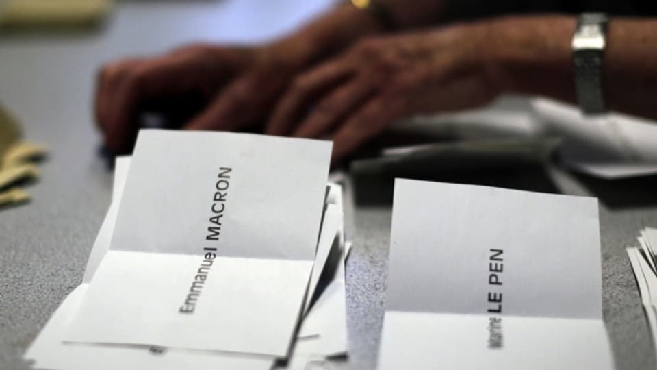Nach der ersten Runde der Präsidentschaftswahl in Frankreich werden die Stimmzettel ausgezählt.
