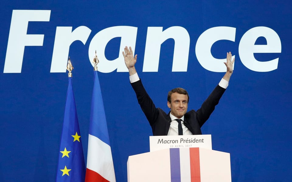 Hände hoch: Emmanuel Macron lässt sich in Paris von Anhängern feiern.