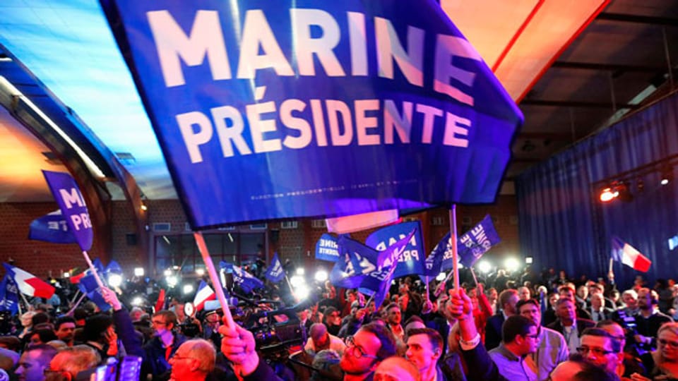 Anhänger und Anhängerinnen von Marine le Pen feiern an der Wahlparty den zweiten Sitz in der ersten Runde der französischen Präsidentschaftswahl.