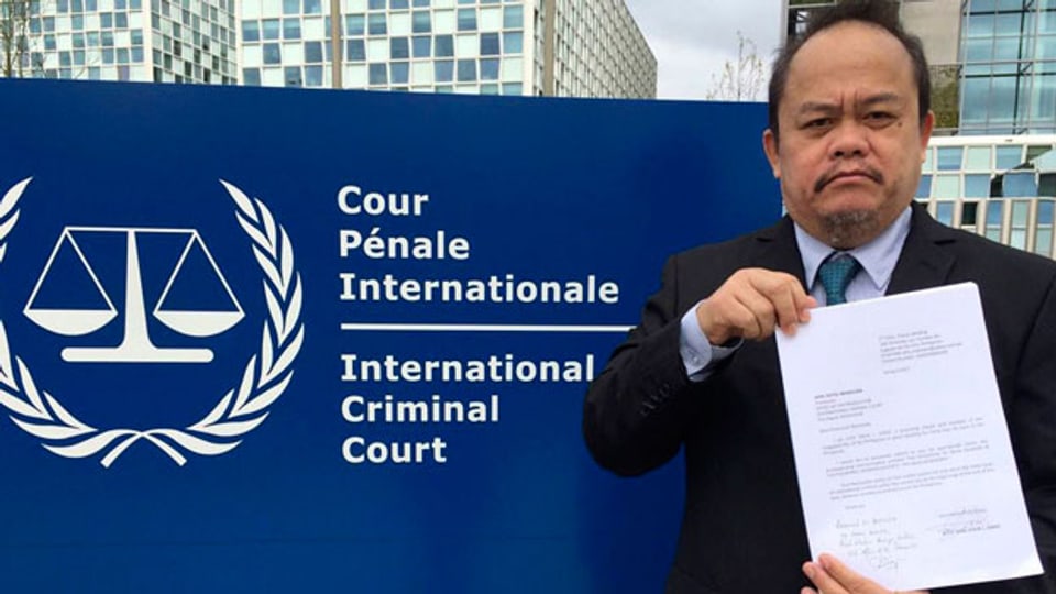 Anwalt Jude Sabio ausererhalb des Internationalen Strafgerichtshofs (ICC) in Den Haag.