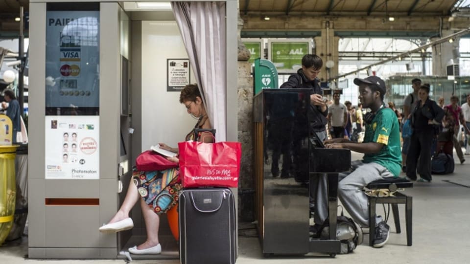 Zeitvertreib in französischen Bahnhöfen: Wer mag, haut in die Tasten.