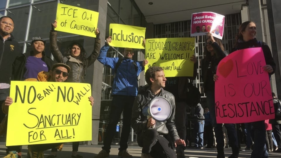 «Sanctuary for all» - Schutz für alle, so die Botschaft dieser Demonstranten vor dem amerikanische Bundesgericht in San Francisco.
