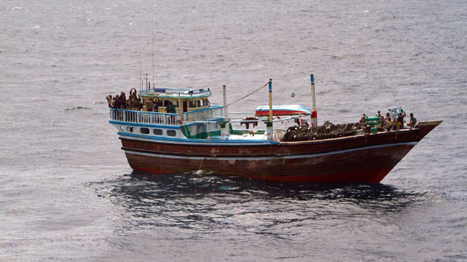 Ein Piratenschiff das von der dänischen Marine gestoppt wurde. 14 iranische und pakistanische Geiseln wurden am 8. Januar 2012 an der somalischen Küste befreit.
