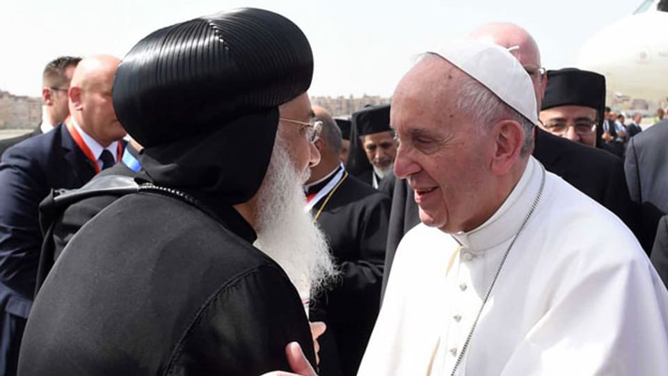 Papst Franziskus begrüsst einen orthodoxen Priester am Flughafen von Kairo am 28.4.2017.