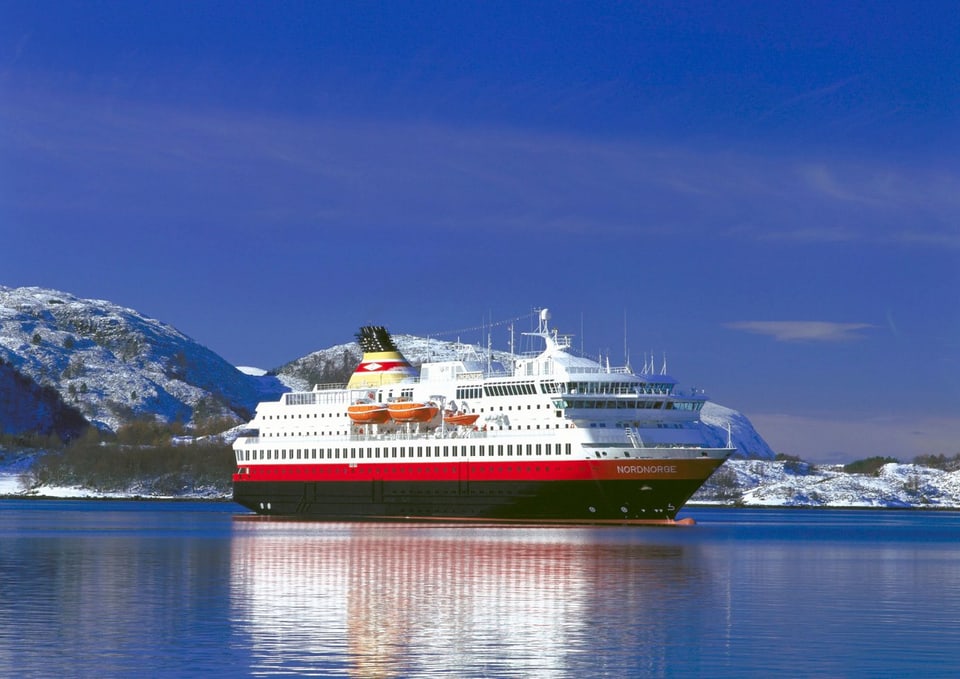 Ein Schiff der Hurtigruten unterwegs vor Norwegens Küste.