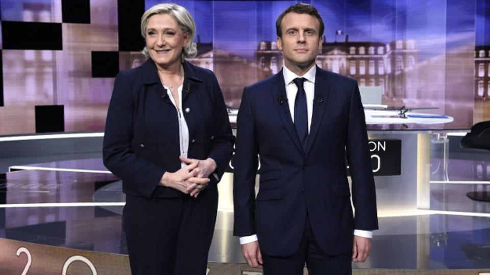 Hier lachen sie noch - der Ton zwischen Marine Le Pen und Emmanuel Macron in der letzten TV-Debatte vor den Wahlen war aber giftig.