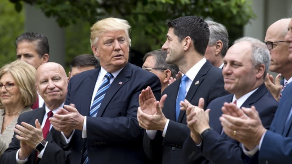 Auf Augenhöhe: US-Präsident Donald Trump und Paul Ryan, Sprecher des Repräsentantenhauses, beklatschen sich gegenseitig.