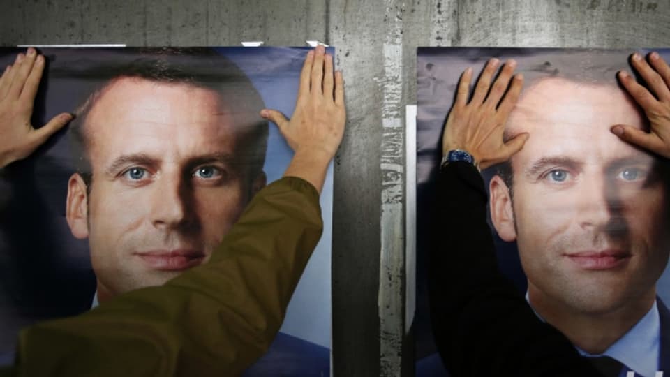 Unterstützer befestigen in Lille Plakate von Emmanuel Macron.