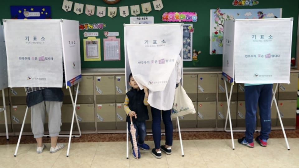 Menschen geben ihre Stimme ab in einem Wahllokal in Seoul.