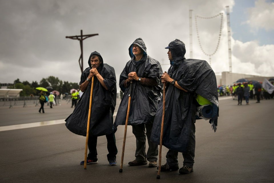 Drei Pilger treffen am 11. Mai 2017 im portugiesischen Fátima ein.