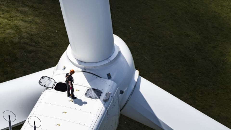 Das Ja zum Energiegesetz bedeutet investieren in die Windkraft. Zum Beispiel in die Windkraftanlage am Mont-Soleil in Saint-Imier. Sicher 40 Franken mehr, die genauen Kosten sind aber noch nicht bekannt.