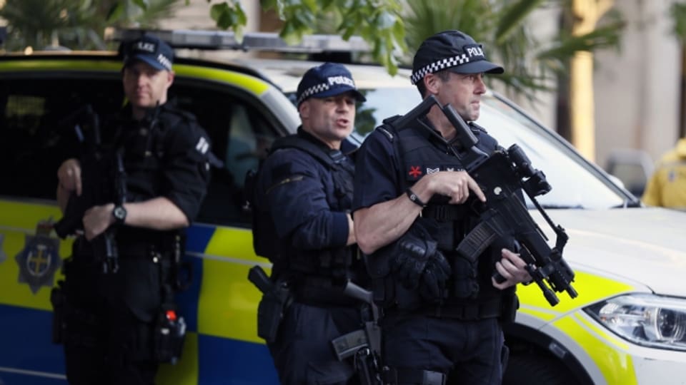 Bewaffnete Polizisten patrouillieren in Manchester. In Grossbritannien gilt ab heute die höchste Terrorwarnstufe.