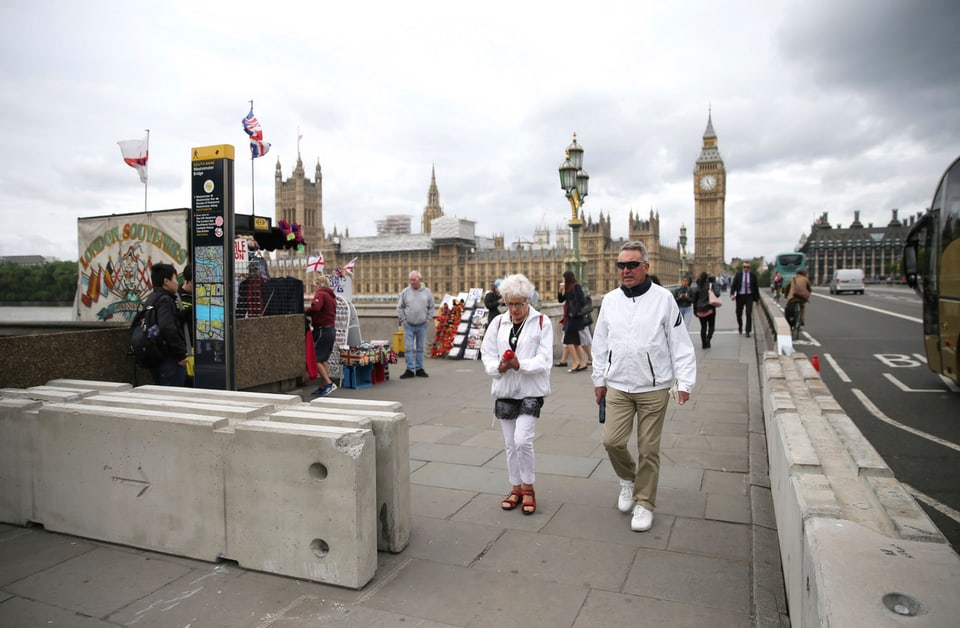 Die Behörden haben Sperren auf der Westminster-Brücke aufgebaut.