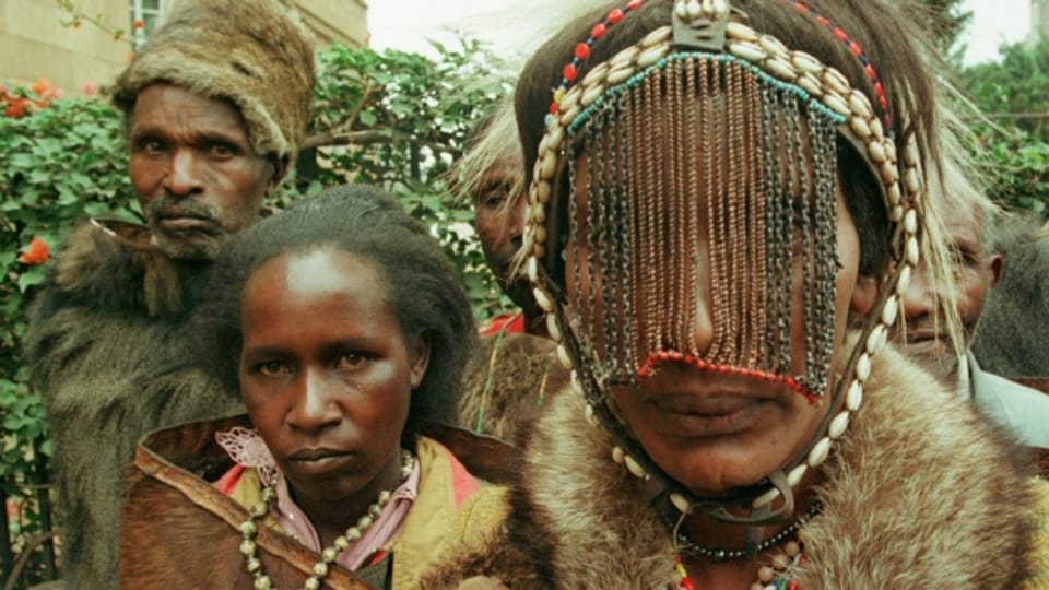 Mitglieder der Ethnie der Ogiek tragen ihre traditionelle Kleidung.