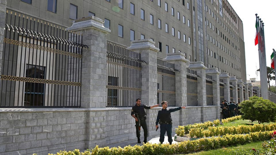 Polizisten patrouillieren vor dem Parlamentsgebäude in Teheran.