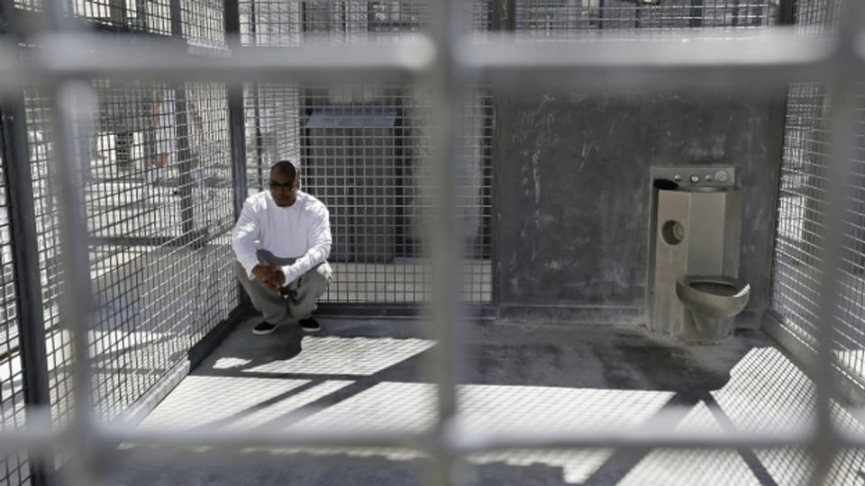 Ein Gefangner im kalifornischen Gefängnis San Quentin sitzt in einem Käfig im Innenhof (Juni 2016).